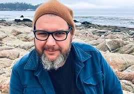 El músico estadounidense dirigirá al coro este sábado en la iglesia de San Vicente de Donostia.