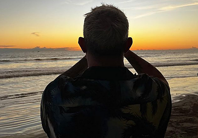 Alejandro Sanz de espaldas mirando hacia el mar.