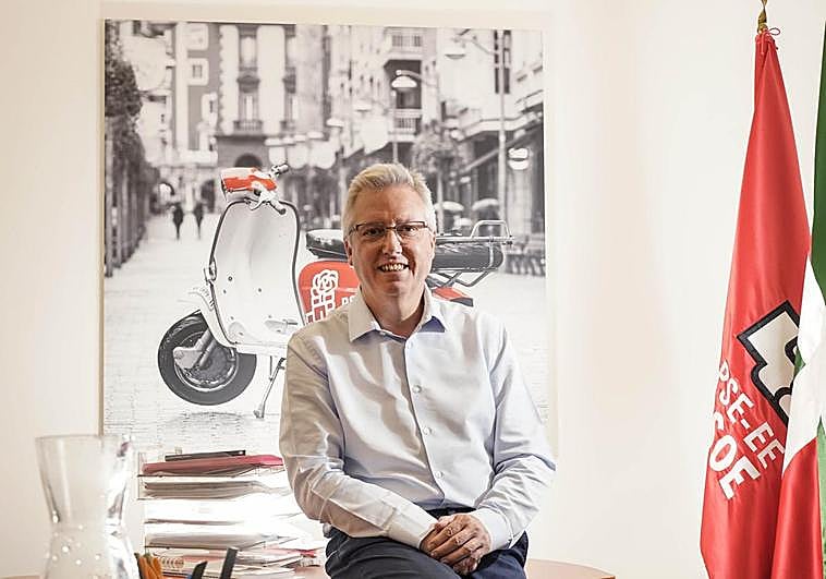 José Ignacio Asensio, en su despacho de secretario general de los socialistas de Gipuzkoa, en la sede de San Sebastián.
