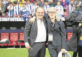 Jokin Aperribay y Roberto Olabe festejan sobre el césped del Metropolitano el pase a la Champions