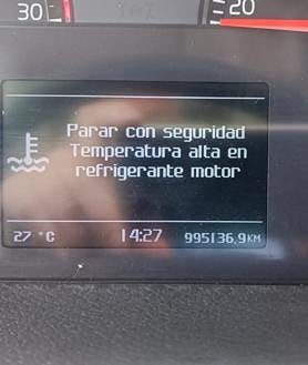 Imagen secundaria 2 - Uno de los buses que se quedó tirado este martes. Los discos de freno rotos. El chivato anunciando el recalentamiento del motor de uno de los vehículos.