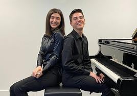 El jovencísimo dúo se conoció en Musikene y este miércoles (19 horas) actuará en la Sociedad Bilbaína