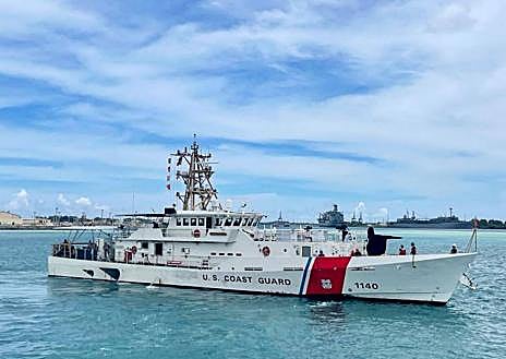 Imagen secundaria 1 - Arriba, una imagen del sonar de los guardacostas que podría corresponder al 'pros'. Abajo, uno de los barcos norteamericanos y bosques de la isla dañados.