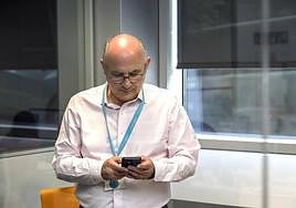 Javier García Cogorro mira su móvil.