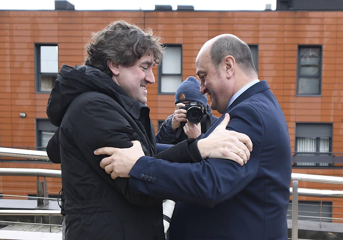 Andueza y Ortuzar se saludan, en una foto de archivo.