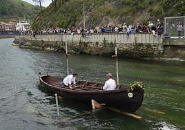 La txalupa de chocolate de Gozoa, este jueves en Albaola.