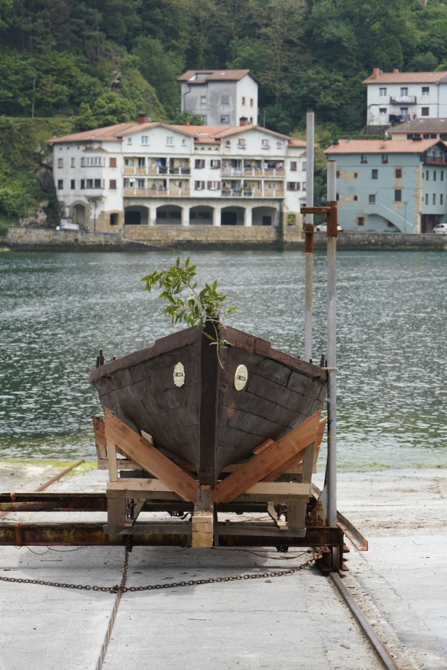 Una txalupa de chocolate surca las aguas de Pasaia