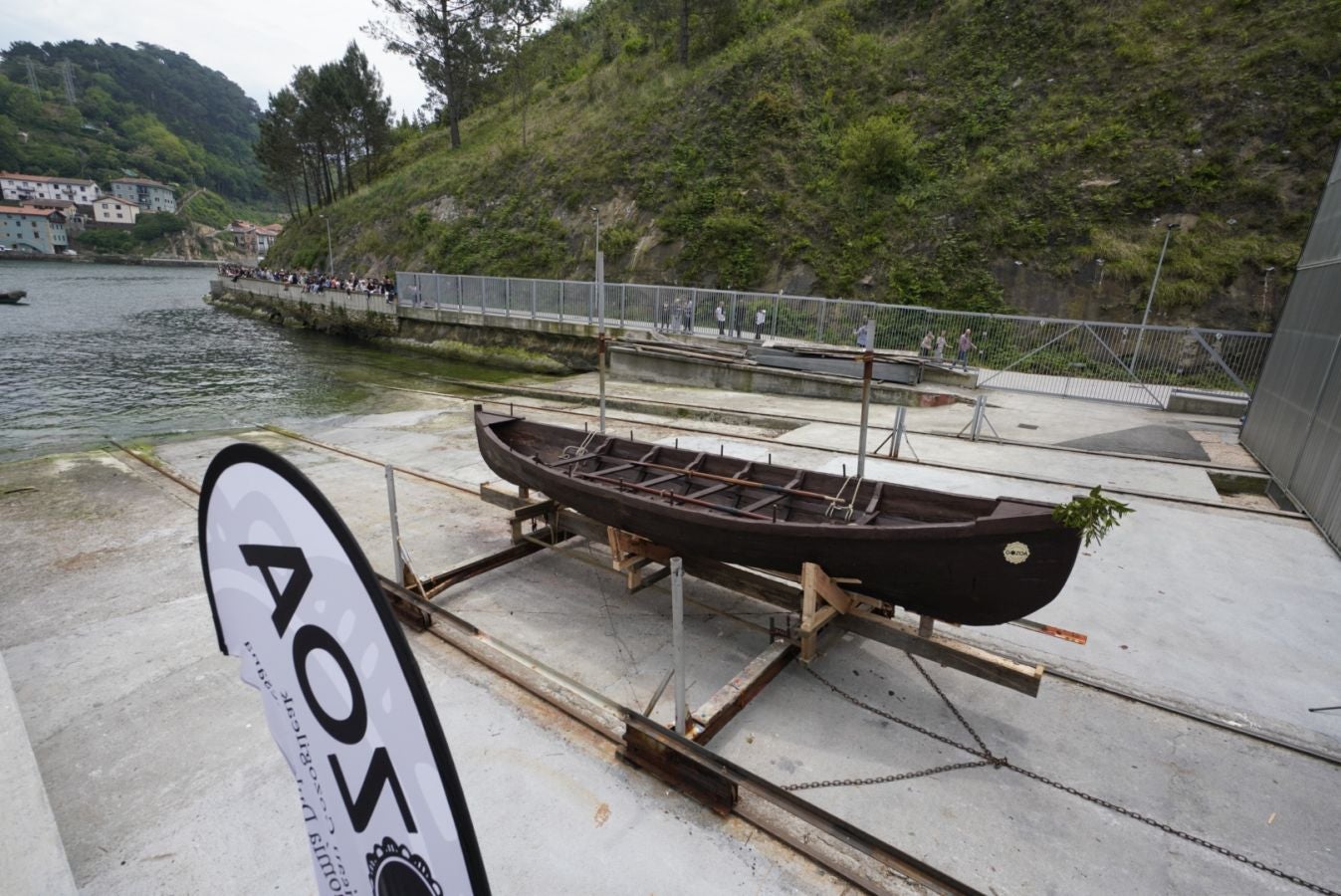 Una txalupa de chocolate surca las aguas de Pasaia