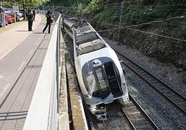 Imagen del tren descarrilado en la vía a la altura de Podavines, en Donostia, en julio del año pasado.