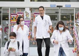 Xabier Zubeldia (en el centro), subdirector médico de la OSI Donostialdea, sale del Hospital Donostia para dar explicaciones sobre la mujer ingresada con fiebre hemorrágica.