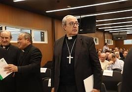 El secretario de la Conferencia Episcopal, César García Magán, a su llegada al acto.