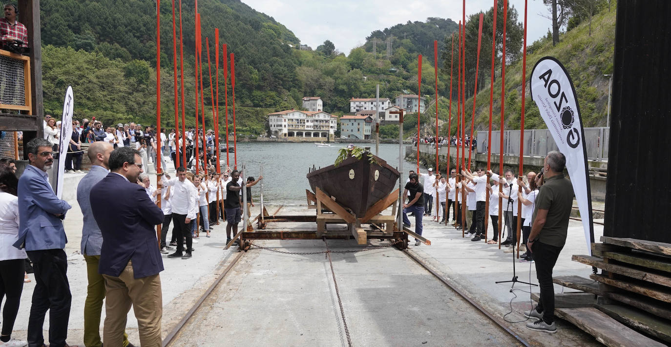 Una txalupa de chocolate surca las aguas de Pasaia