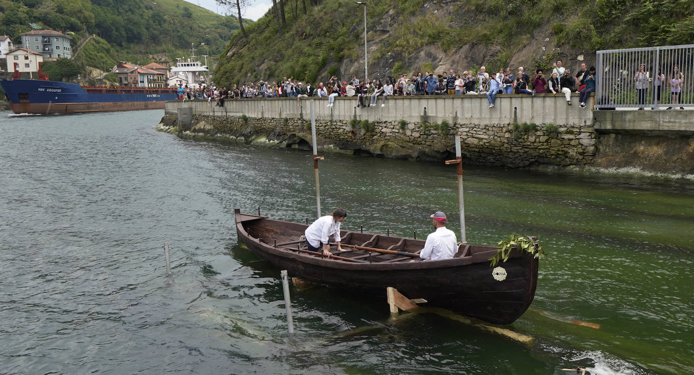 Una txalupa de chocolate surca las aguas de Pasaia