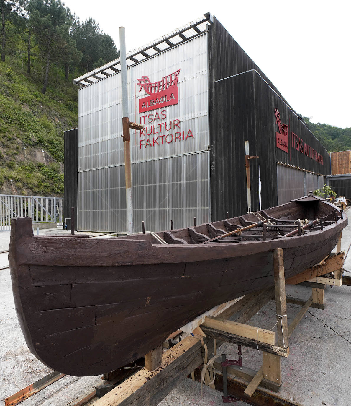 Una txalupa de chocolate surca las aguas de Pasaia