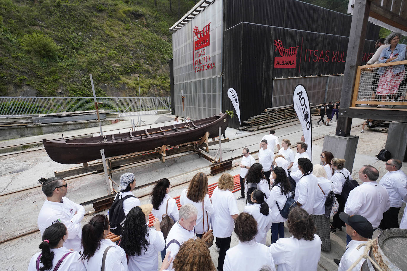Una txalupa de chocolate surca las aguas de Pasaia