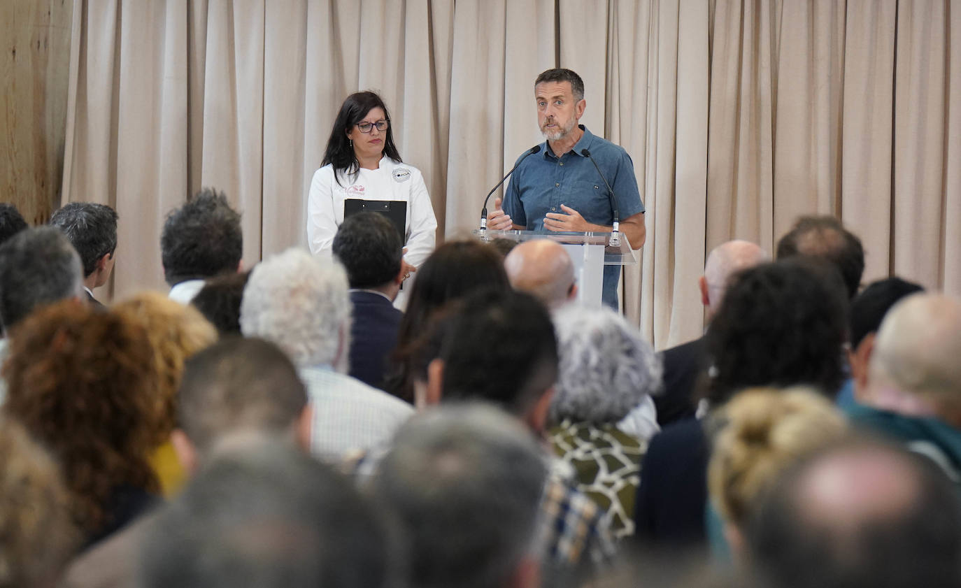 Una txalupa de chocolate surca las aguas de Pasaia