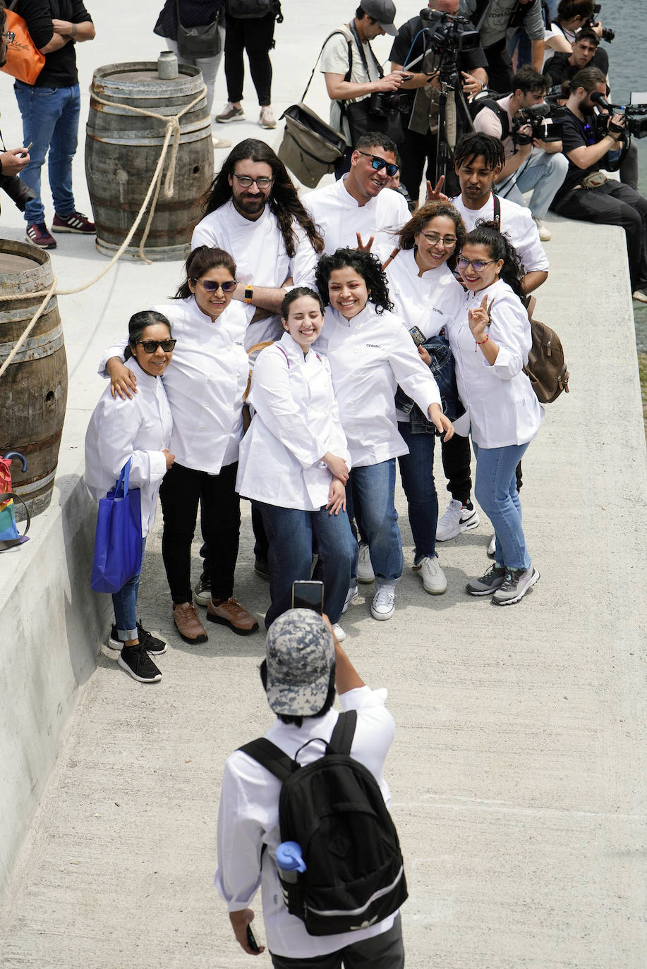 Una txalupa de chocolate surca las aguas de Pasaia