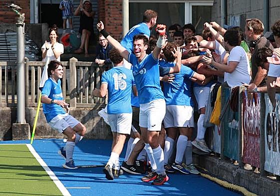Kamio, con muñequera negra, festeja el tanto que dio el ascenso al Atlético en Bera Bera.