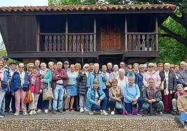 El grupo de jubilados de Pasai Donibane durante su reciente visita a Asturias.
