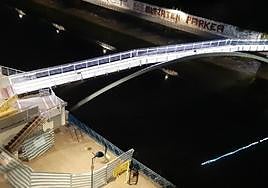El nuevo puente de Iztieta luce de esta manera tras comenzar las obras de reparación en marzo.