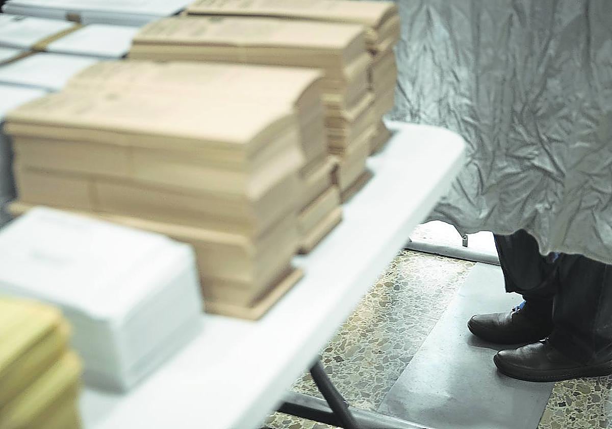 Interior de un colegio electoral de Donostia el pasado domingo.