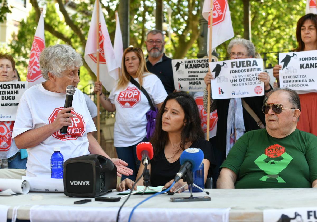 La portavoz de Stop Desahucios Gipuzkoa, Rosa García, junto a Beti.