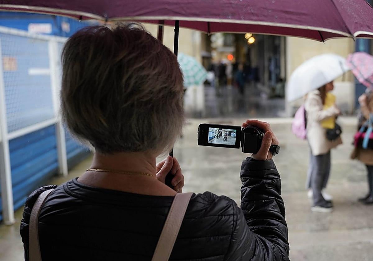 Arantza, una de las 39 detectives privadas que hay en Euskadi, graba a su objetivo con su cámara de fotos.