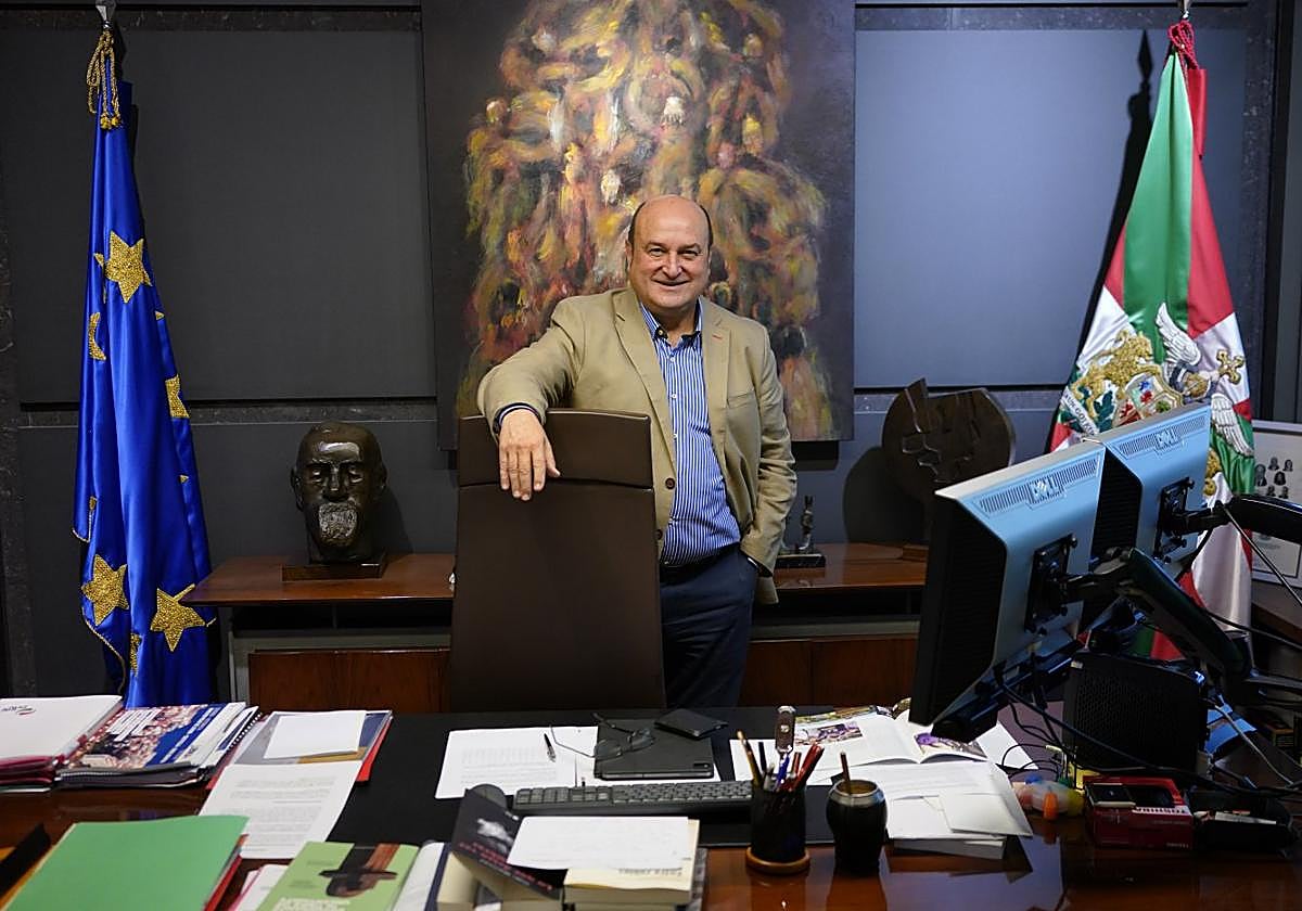 Andoni Ortuzar en su despacho de Sabin Etxea, en Bilbao.