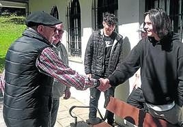 Un alumno del centro de formación saluda sonriente a un jubilado de la Asociación Guardaplata.
