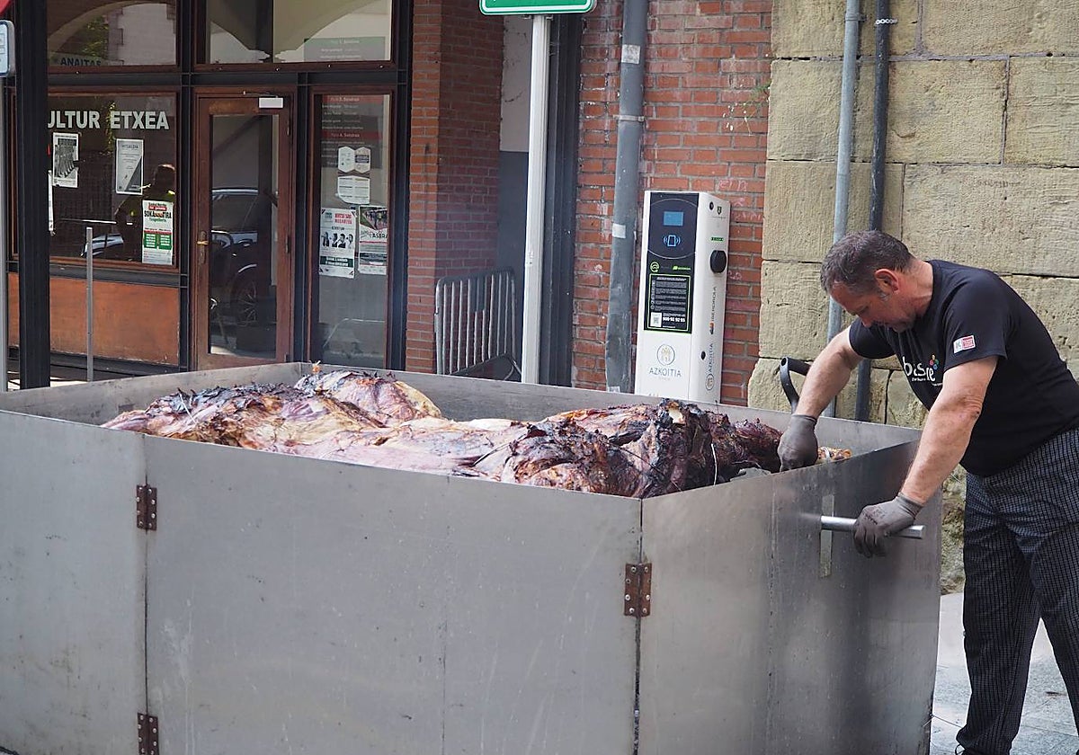 Txahal errearen pintxoak banatu dira eguerdian.
