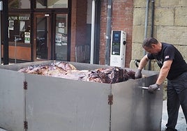 Txahal errearen pintxoak banatu dira eguerdian.