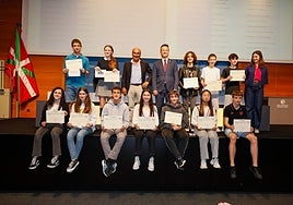 Eduardo Chillida Matematika Olinpiadetan garaile izan diren ikasleak.