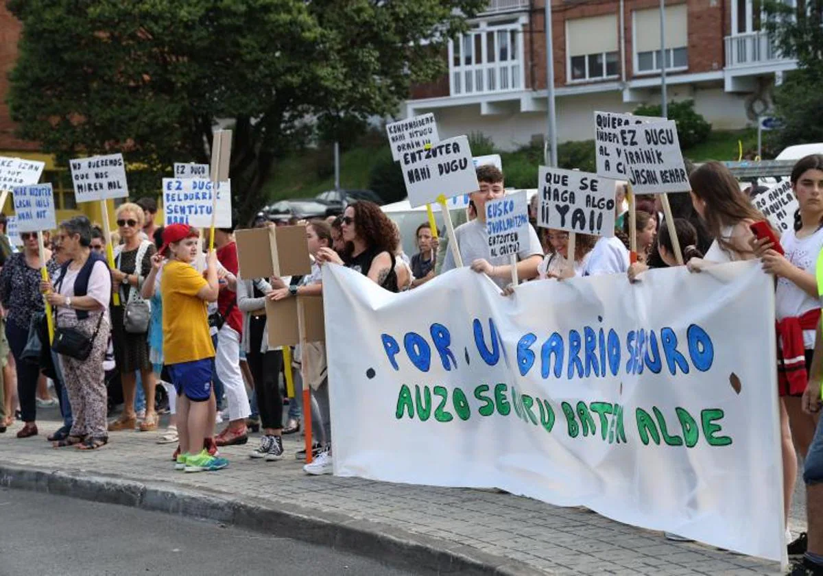 Protesta de los vecinos de Martutene este domingo para denunciar la «inseguridad» en el barrio