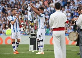 Illarramendi entrega a Zubimendi la camiseta con el dorsal número 4.