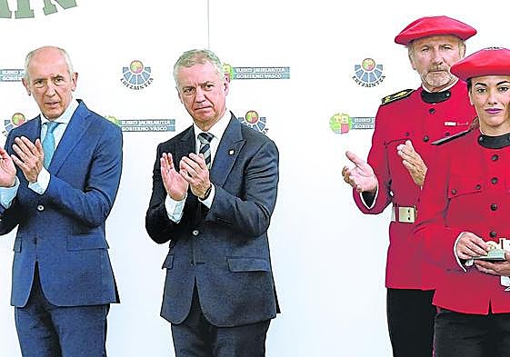 Josu Erkoreka, Iñigo Urkullu y Josu Bujanda, el domingo en Arkaute, durante la entrega de condecoraciones a agentes de la Ertzaintza.