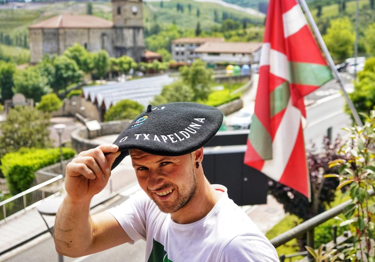 Aitor Elordi posa sonriente con la txapela manomanista ayer en el balcón del Ayuntamiento de Mallabia.