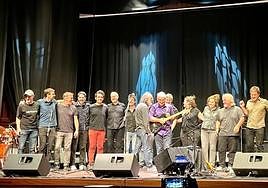 Jexusmai Lopetegi lagun eta musikariekin ostiraleko kontzertuan.