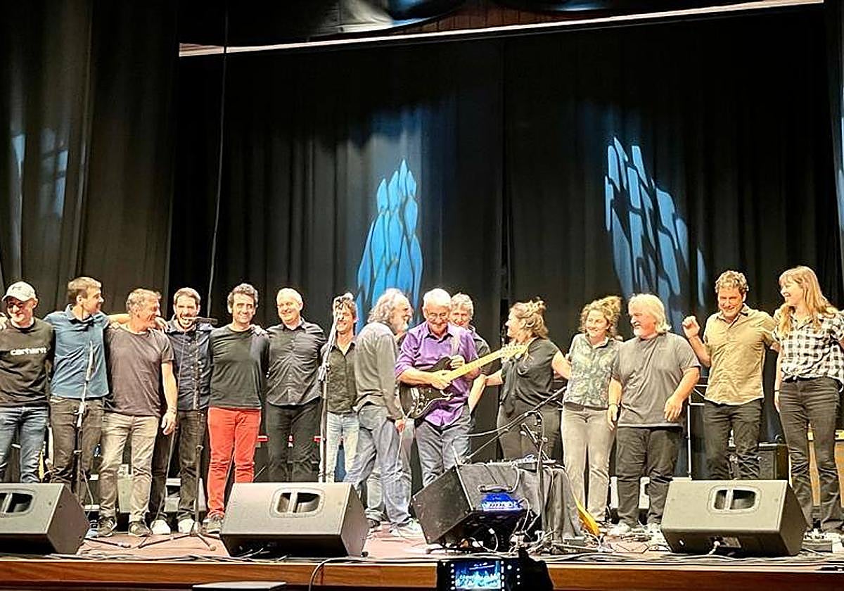 Jexusmai Lopetegi lagun eta musikariekin ostiraleko kontzertuan.