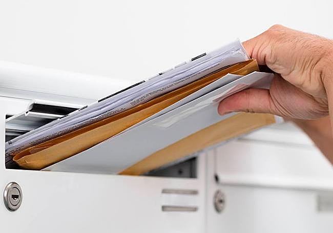 Tener a alguien de confianza que te vacíe el buzón, evitar las facturas en papel o solicitar que no te envíen propaganda electoral son algunas medidas a tener en cuenta.