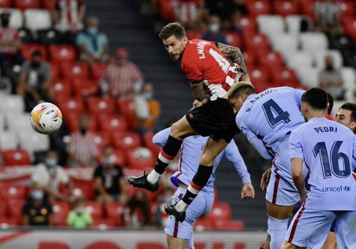 Iñigo Martínez cabecea un balón por encima de Araujo.