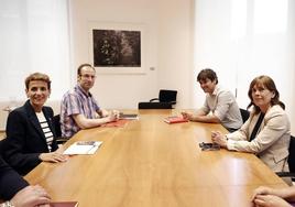 María Chivite y Uxue Barkos junto a sus colaboradores antes de comenzar la reunión.