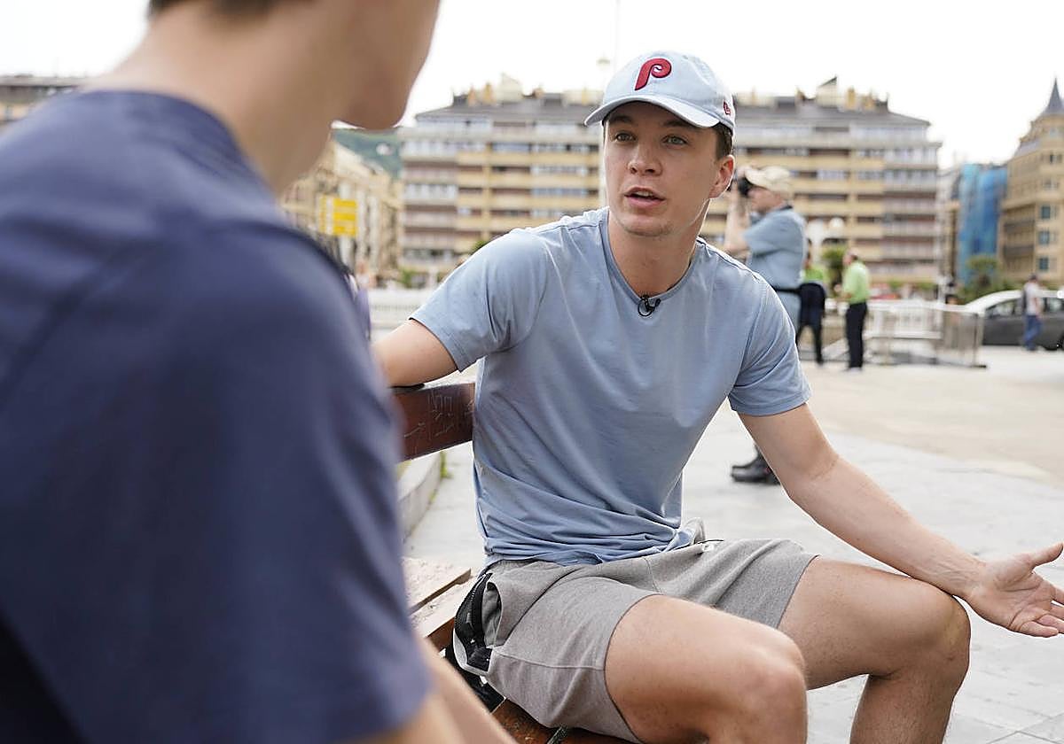 Justin Jaworski gesticula durante la entrevista ofrecida este miércoles en San Sebastián.