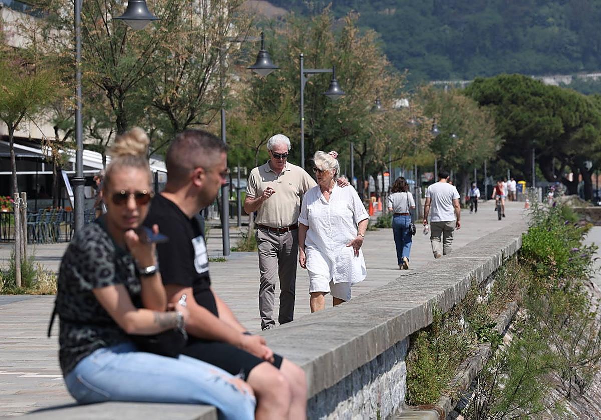 Gente paseando por Hondarribia.