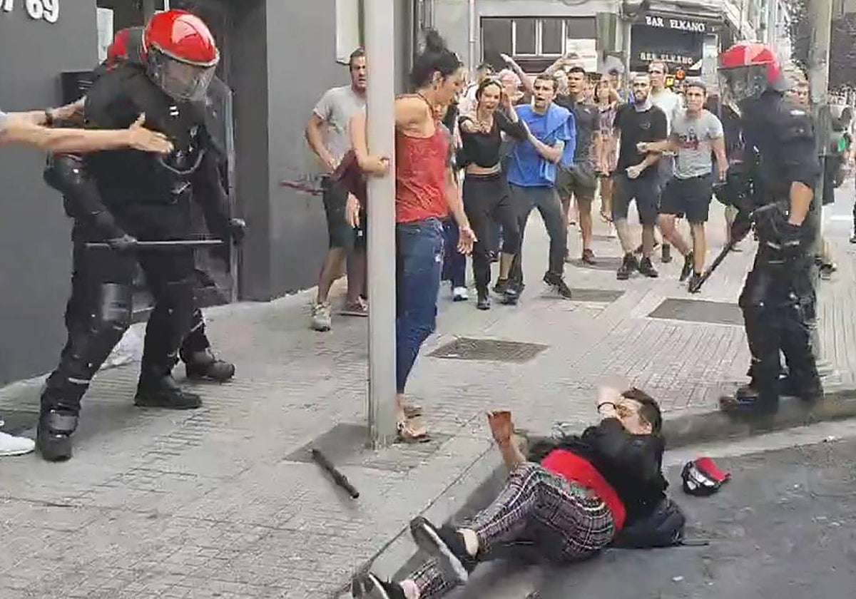 Momento de la carga de la Ertzaintza en la calle Elkano de Hernani.
