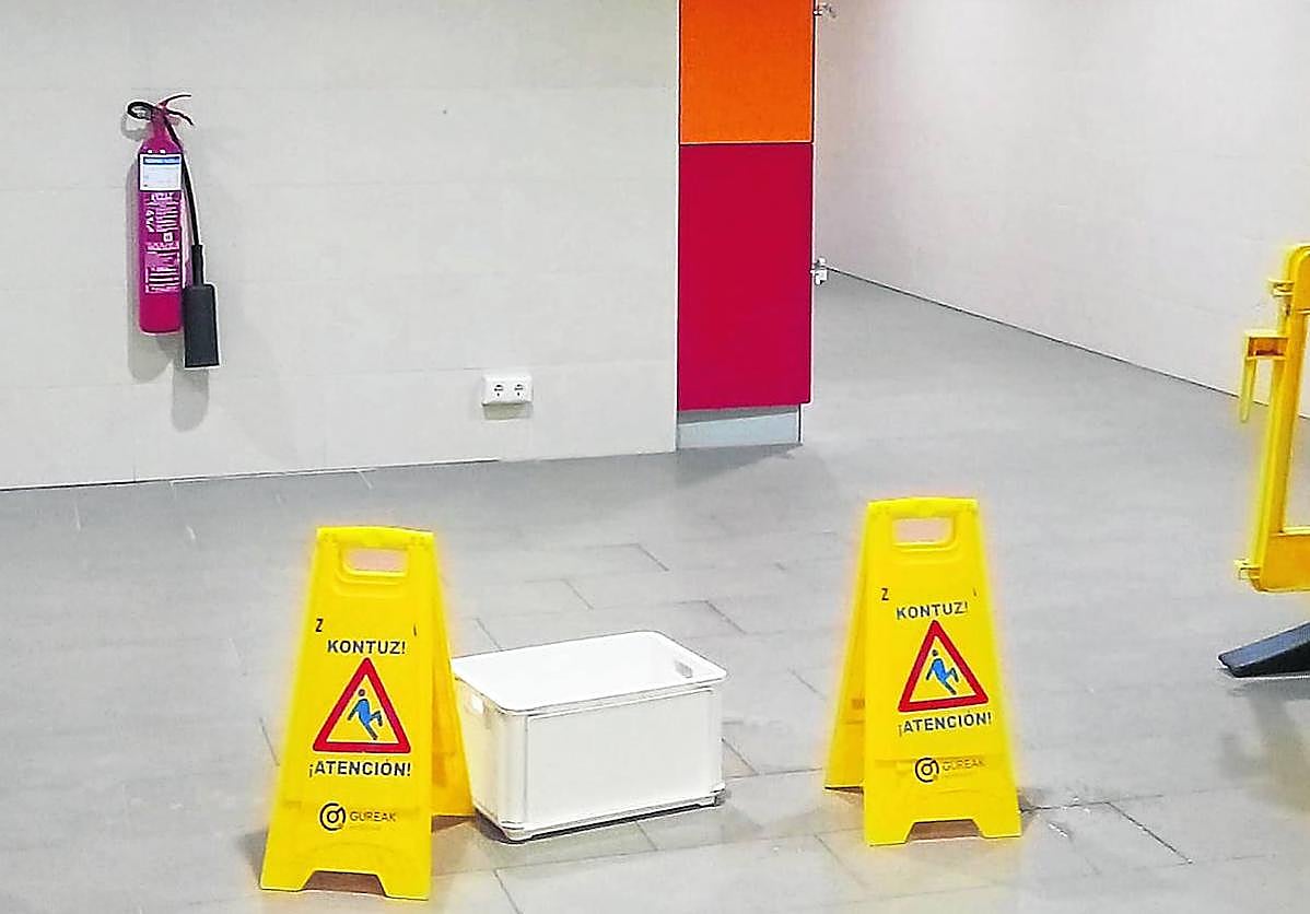 Un lector escribe: «Estas goteras llevan más de un año goteando cada día en el hall de acceso a las pistas de pádel y acceso al gimnasio del polideportivo de Etxadi en Aiete. Hemos preguntado a los trabajadores por qué no se arregla y nos dicen que ellos ya lo han trasladado a sus jefes y no hay respuesta».