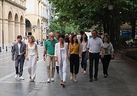 Maddalen Iriarte, acompañada por junteros de EH Bildu, este miércoles ante la Diputación Foral de Gipuzkoa.