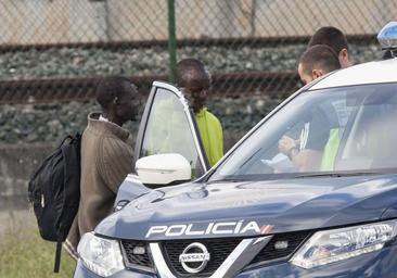Abren expediente al jefe de la brigada de Extranjería por la orden que ofrece días libres por migrante detenido en Irun