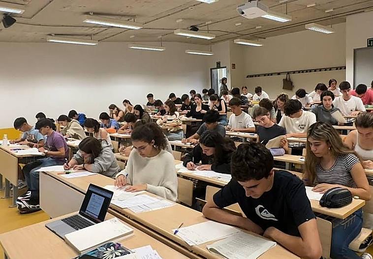Alumnos preparados para realizar el examen de Euskera.