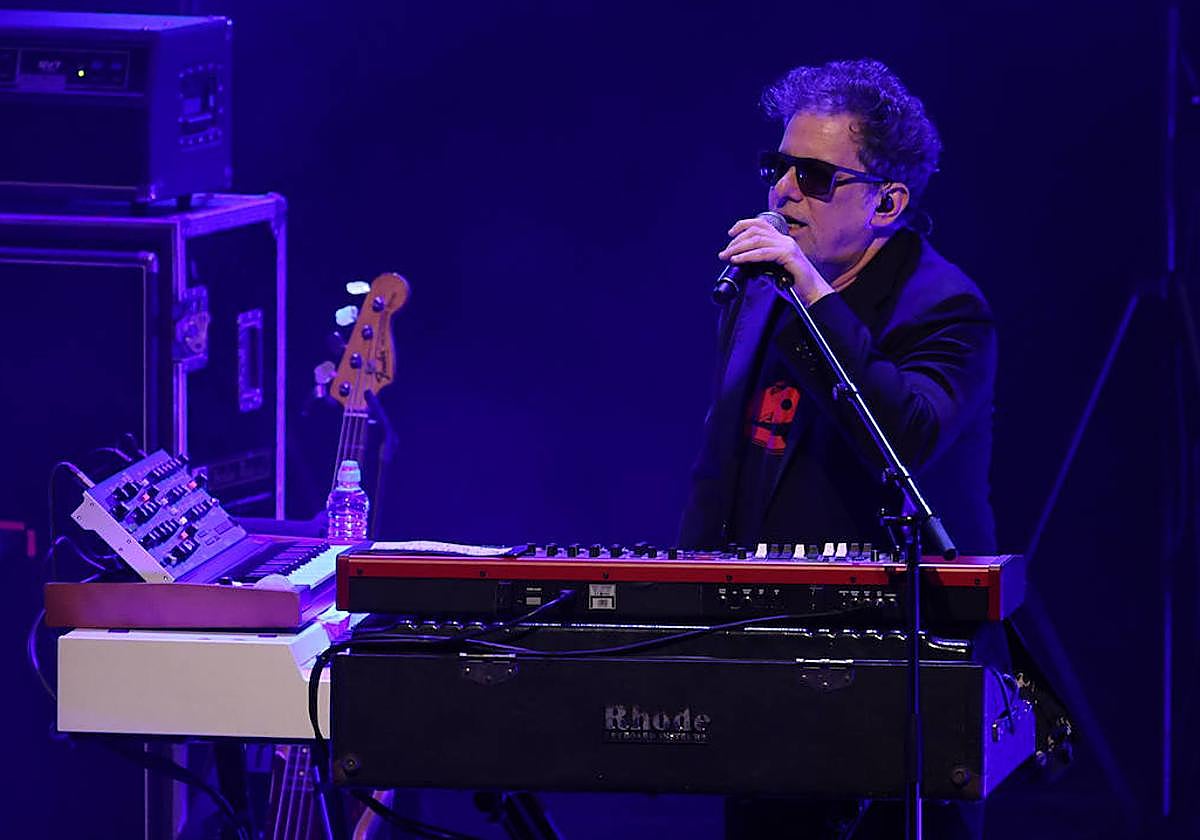 El músico volvió a salir al escenario luciendo una camiseta del grupo Leño.