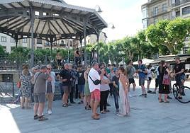 Concentración de ciudadanos en el quiosco de la plaza del Ensanche.